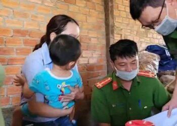 Vừa tìm thấy cháu bé 3 tuổi bị mẹ khai tử khi còn sống!