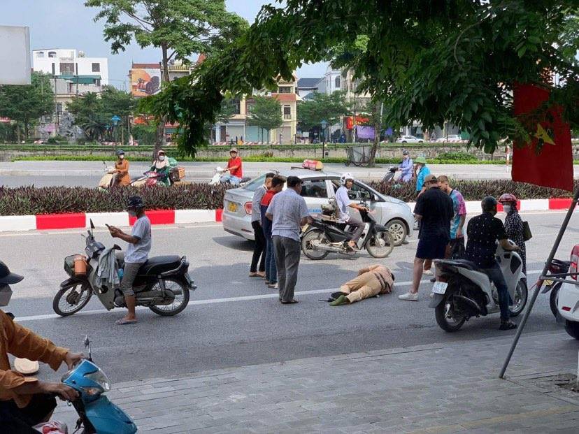 vuot den do quai xe tong gay chan thieu ta csgt ninh binh 51321 1 Ninh Bình: "Quái xế" vượt đèn đỏ, tông gãy chân Thiếu tá CSGT