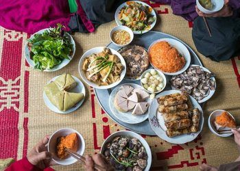 Ăn ngồi bệt trên sàn hay ngồi ghế tốt hơn? Lý giải thú vị từ chuyên gia