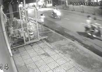 Bé gái 10 tuổi đuổi theo 2 tên cướp giật điện thoại trên đường