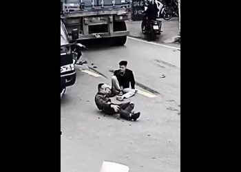 2 thanh niên may mắn thoát chết khi tông vào hông container