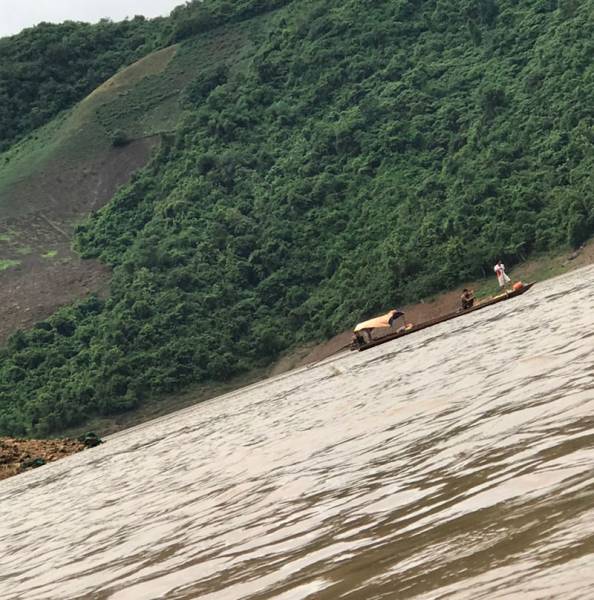 Cảnh sát bơi ra lòng hồ sông Đà, khống chế kẻ buôn ma túy khủng