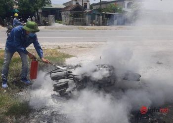 Chồng châm lửa đốt xe sau trận cãi vã, vợ hốt hoảng tháo chạy