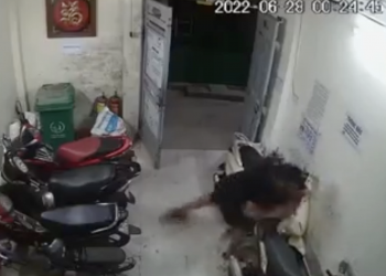 Clip cô gái bị biến thái sàm sỡ vòng 1 ở Đông Tác, Hà Nội: Dân mạng phẫn nộ lên án