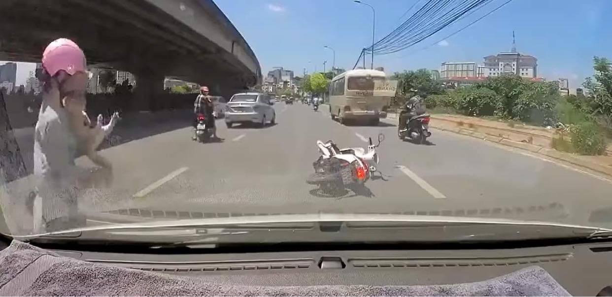 Clip cô gái vứt xe máy giữa đường để cứu mèo cưng khiến netizen tranh cãi