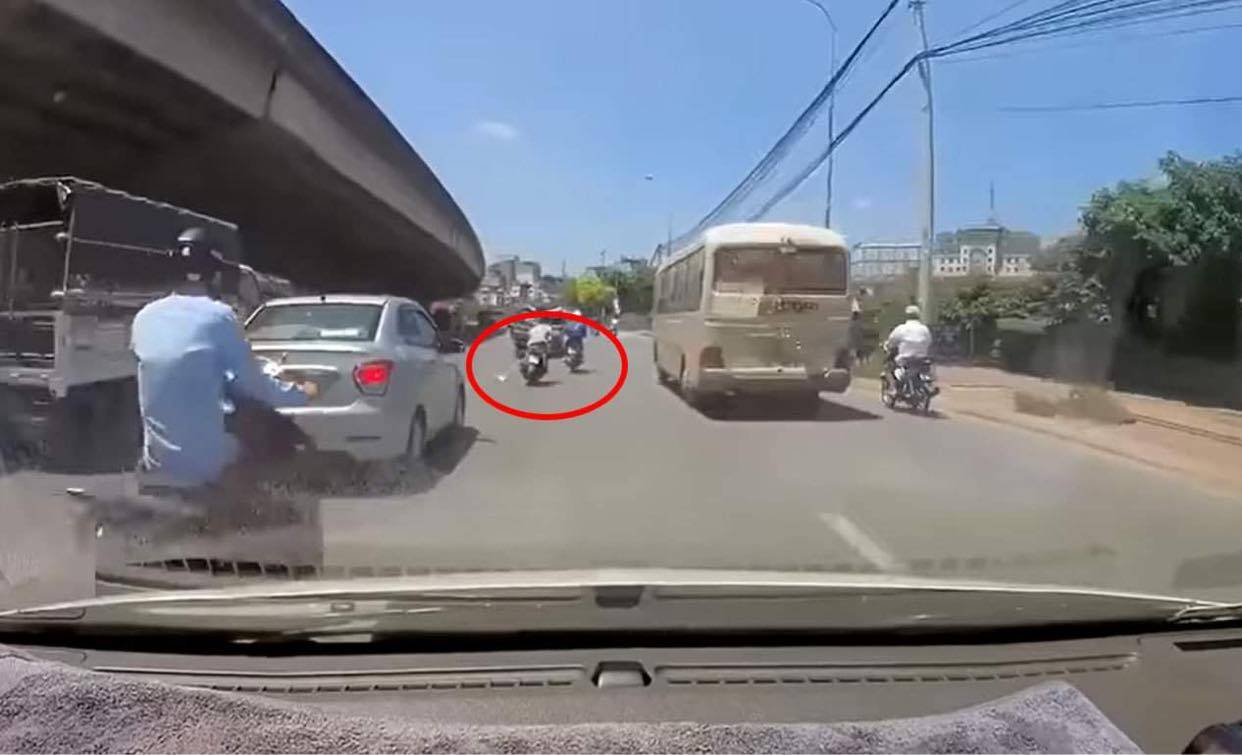 Clip cô gái vứt xe máy giữa đường để cứu mèo cưng khiến netizen tranh cãi