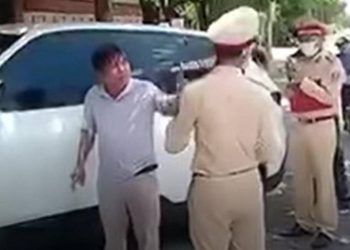 CLIP: Tài xế xe ôtô chỉ vào mặt “thách thức” CSGT