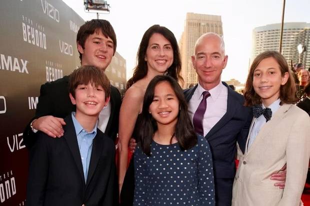Con gái duy nhất của tỷ phú Jeff Bezos: Được nhận nuôi từ nhỏ, ''phải