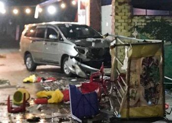 Đồng Nai: Ngồi ăn ốc trên vỉa hè, cả gia đình bị ô tô tông thương vong