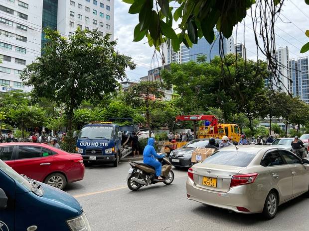 Hà Nội: Xe ô tô lao xuống sông Kim Ngưu giữa trưa, đội cứu hộ và người dân 