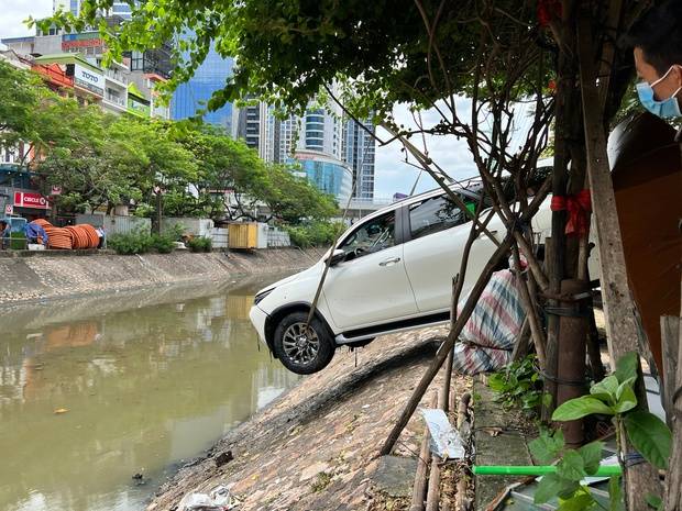 Hà Nội: Xe ô tô lao xuống sông Kim Ngưu giữa trưa, đội cứu hộ và người dân 