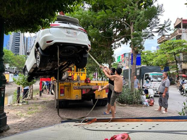 Hà Nội: Xe ô tô lao xuống sông Kim Ngưu giữa trưa, đội cứu hộ và người dân 