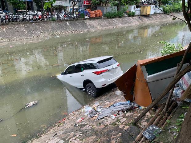 Hà Nội: Xe ô tô lao xuống sông Kim Ngưu giữa trưa, đội cứu hộ và người dân 