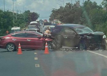 Hai ô tô tông nhau trên quốc lộ, 9 người bị thương nặng