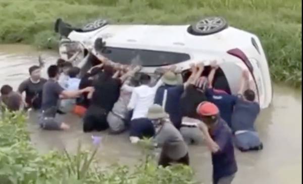 Hàng chục người giải cứu ô tô mất lái, lật ngửa dưới mương nước