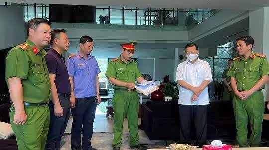 Hình ảnh bắt, khám nhà nguyên Chủ tịch HĐQT Công ty Nhơn Trạch Hình ảnh bắt, khám nhà nguyên Chủ tịch HĐQT Công ty Nhơn Trạch