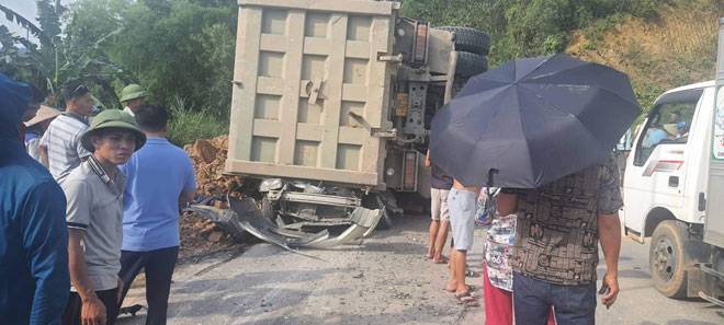 Hòa Bình: Lật xe tải đè bẹp xe con làm 3 người chết, 1 người bị thương