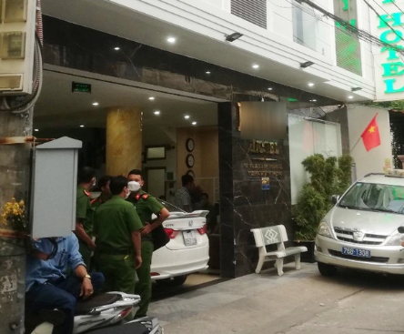 Khám nghiệm hiện trường vụ người đàn ông 48 tuổi chết bất thường trong khách sạn ở Quảng Ngãi