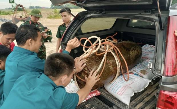 Lặn bắt cá trên sông Lam, đụng phải bom nặng 340kg