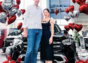 Lan Phương hạnh phúc khoe xe mới cùng chồng Tây cao hơn 2m, phẫn nộ bình luận kém duyên của netizen