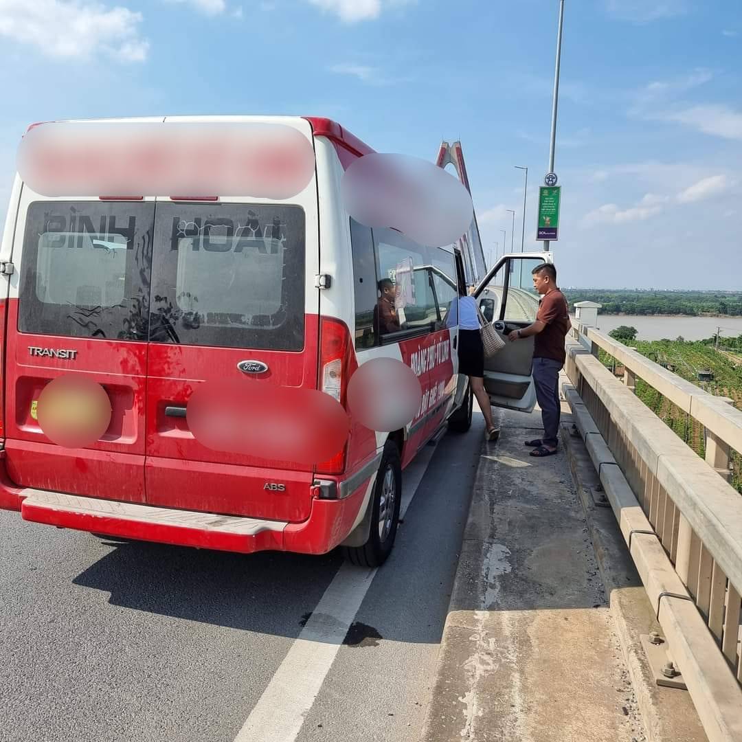 Nam tài xế cứu 2 mẹ con có ý định tự tử trên cầu Nhật Tân nhận được 'cơn mưa' lời khen của netizen