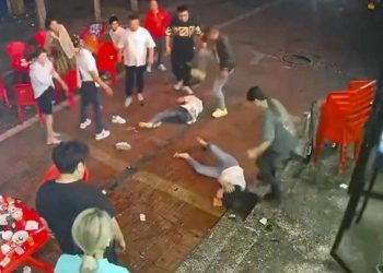 nhom dan ong hanh hung khach nu tai nha hang sau khi quay roi khong thanh Vụ cô gái trẻ bị hành hung trong quán thịt nướng ở Trung Quốc, thủ phạm chính lĩnh án 24 năm tù và 27 đồng phạm 6 tháng đến 11 năm tù Nhóm đàn ông hành hung khách nữ tại nhà hàng sau khi quấy rối không thành