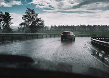 Những lưu ý khi lái xe trong mưa dông, sấm sét