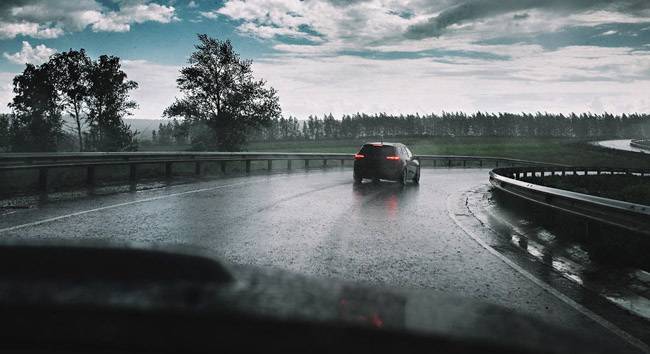 Những lưu ý khi lái xe trong mưa dông, sấm sét