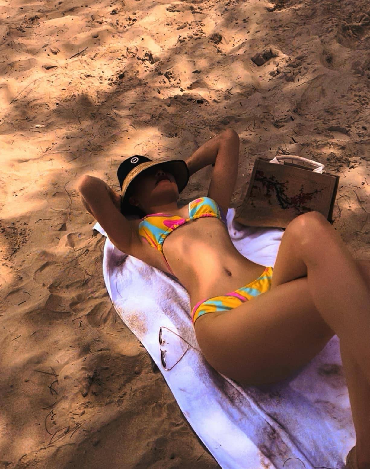 'No mắt' với loạt ảnh bikini nóng bỏng của Trà Ngọc Hằng, vòng eo 'con kiến' ngang cơ Ngọc Trinh