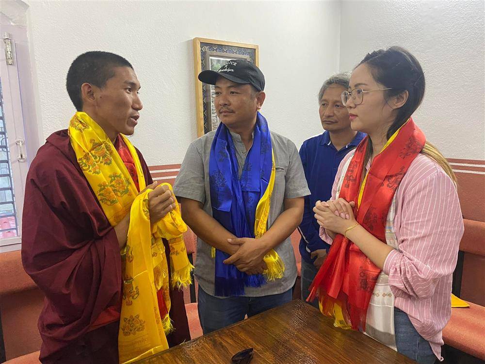 Nữ diễn viên Nepal tát thẳng mặt nhà sư vì nghi bị 