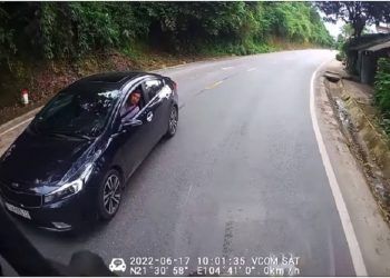 o to con chan dau xe khach giua duong chi vi li do nay khien dan mang buc xuc CĐM bức xúc khi ô tô chặn đầu xe khách giữa đường chỉ vì lí do này Ô tô con chặn đầu xe khách giữa đường chỉ vì lí do này khiến dân mạng bức xúc