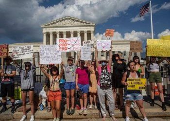 Phụ nữ Mỹ đòi 'cấm vận chăn gối' để phản đối luật cấm phá thai