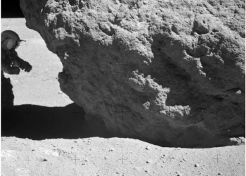 Tại sao các nhà khoa học lấy đất trên Mặt trăng đem về Trái đất còn ở sao Hỏa thì không?