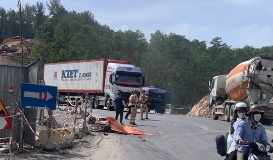 Tông chết người giữa ban ngày, tài xế đốt vàng mã và bỏ trốn