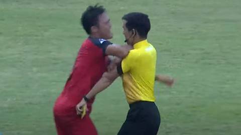 Video cầu thủ CLB Bình Thuận đánh thẳng mặt trọng tài sau khi nhận thẻ đỏ