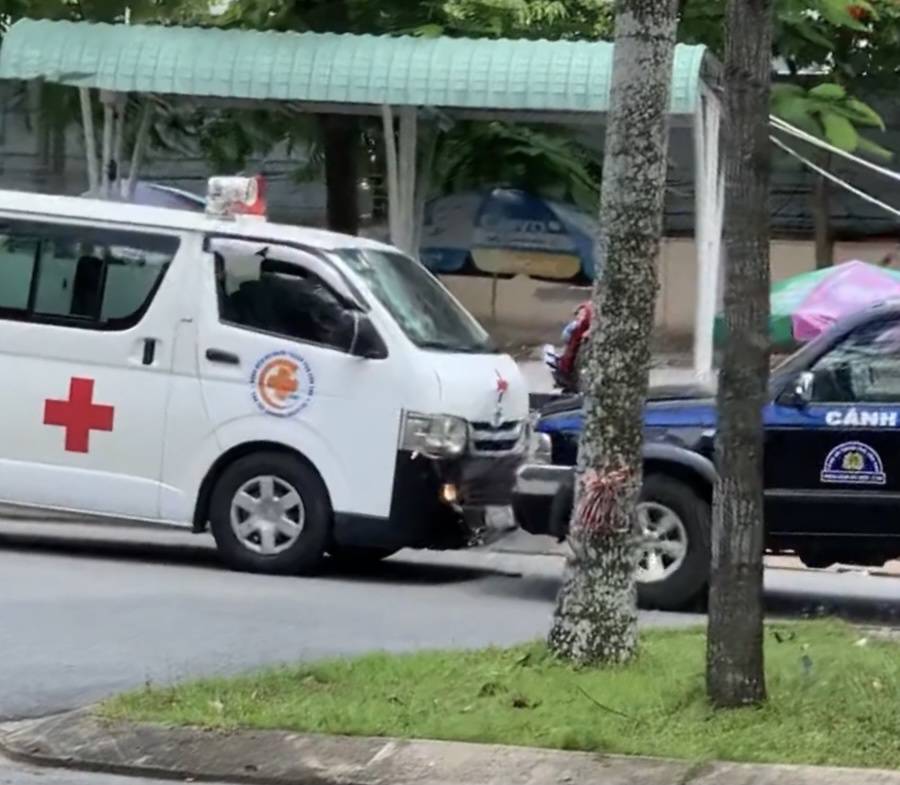 Video: Kinh hãi quái xế cướp xe cấp cứu hai tay cầm dao gây náo loạn bệnh viện