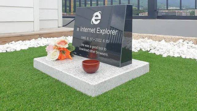 Vừa bị khai tử, Internet Explorer đã được 
