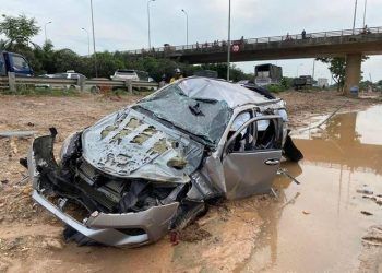 Xe Fortuner nát bươm, văng khỏi Đại lộ Thăng Long sau va chạm với xe Lexus