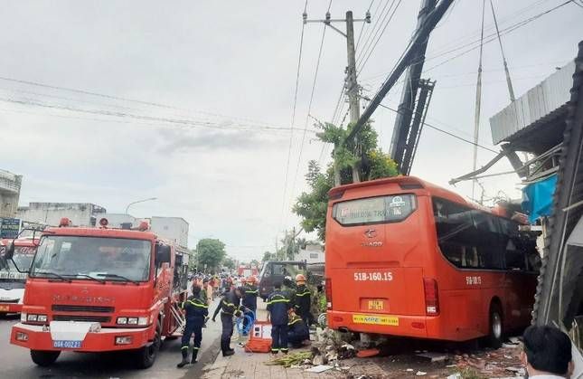 Xe khách lao vào quán cà phê, 5 người thương vong