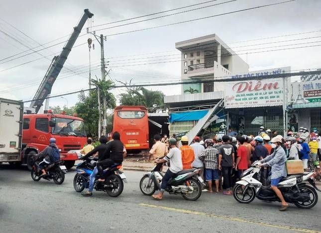 Xe khách lao vào quán cà phê, 5 người thương vong