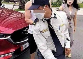 Xôn xao clip đôi vợ chồng đi ô tô đánh tới tấp chú bảo vệ khi bị nhắc nhở đỗ xe sai vị trí