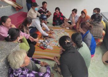 14 phụ nữ đánh bạc trong khu nhà mồ