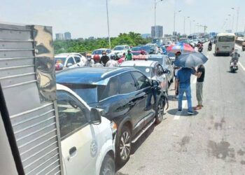 6 ôtô tông nhau trên cầu Vĩnh Tuy, ùn tắc kéo dài