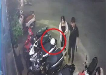 Clip: Thanh niên đi SH ‘cầm nhầm’ mũ bảo hiểm của xe bên cạnh khiến CĐM đặt dấu chấm hỏi