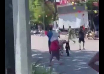 Clip: Tên cướp ném vàng xuống đường, người dân nhốn nháo ‘hôi của’