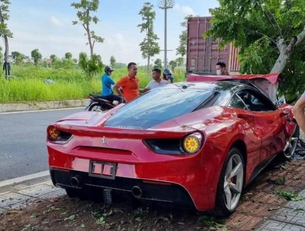 Ai phải bồi thường vụ siêu xe Ferrari tai nạn?