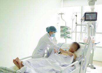 Áo mưa cuốn vào bánh xe khiến nam thanh niên chấn thương nghiêm trọng