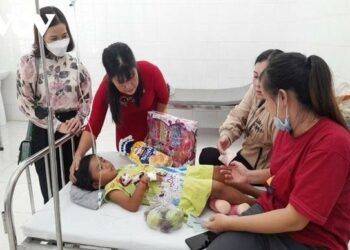 Bắt cha dượng đánh bé gái 7 tuổi ở Bình Phước