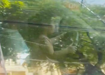 Bé gái 4 tuổi ôm vô lăng điều khiển xe trên đường