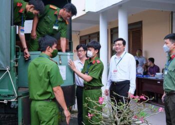 Cận cảnh đoàn xe đặc chủng áp tải đề thi đến các điểm thi